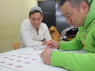 サムネイルの中から候補を楽しそうに選んでいるレイザーラモンの2人。