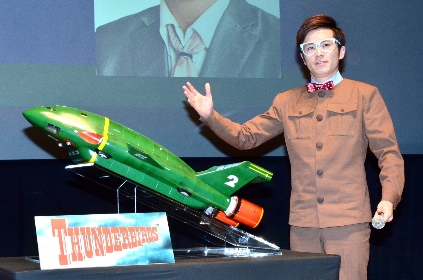 オリエンタルラジオ藤森。手前に飾られているのはサンダーバード2号の模型。