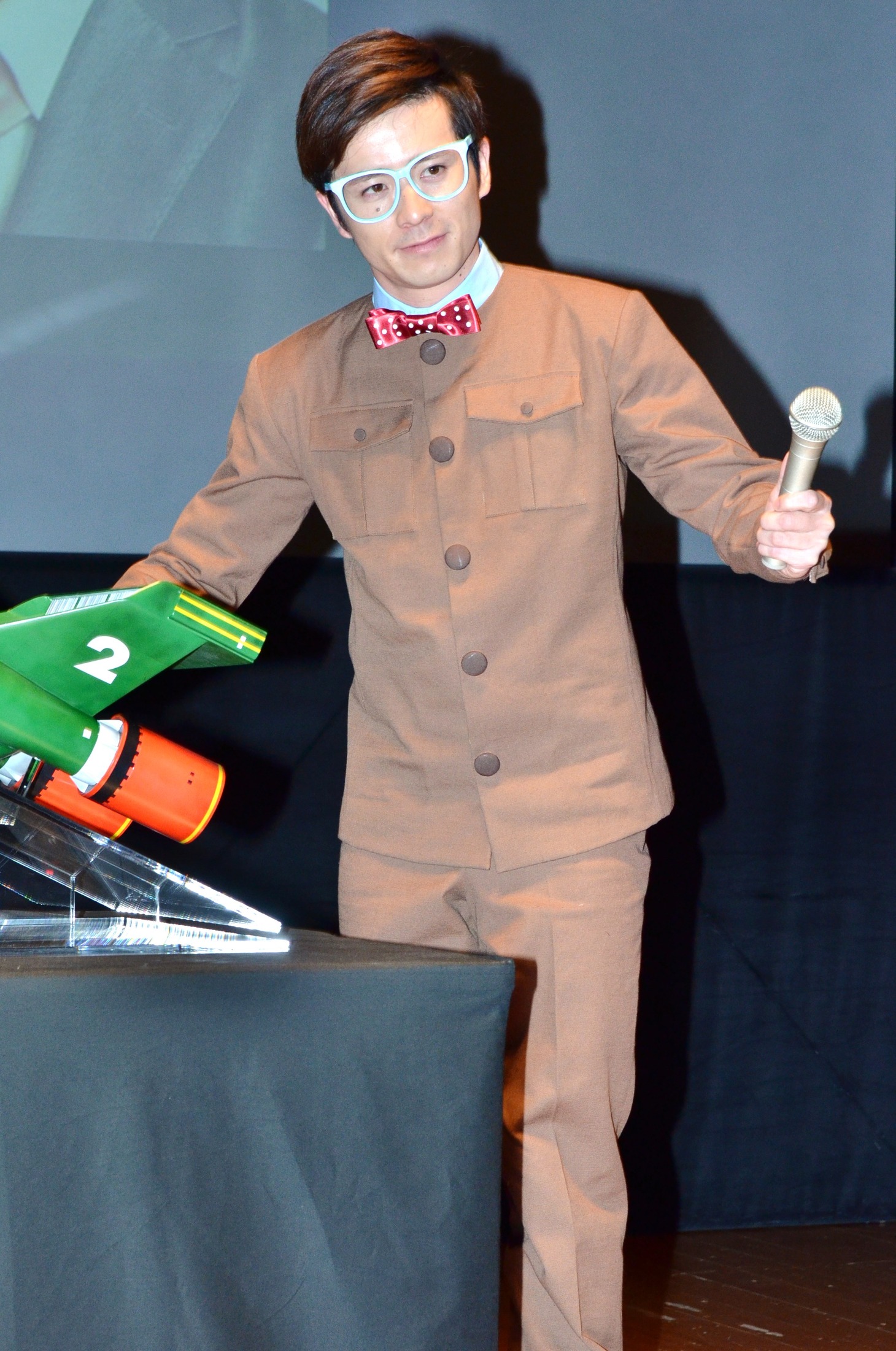 サンダーバードメカの設計や開発を担当する作中のキャラクター・ブレインズそっくりの出で立ちで登場した藤森。