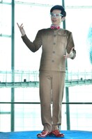 作品にならい、ときおり人形のような所作を見せるオリエンタルラジオ藤森。