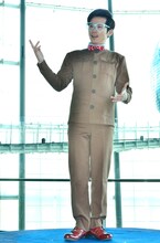 作品にならい、ときおり人形のような所作を見せるオリエンタルラジオ藤森。