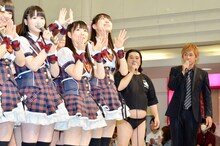 大勢のメンバーが登場したこともあり、ヒロシ（右端）は立ち位置の確保に苦慮していた。