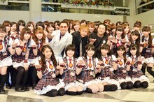 バクステ外神田一丁目（いっちょめ）のメジャーデビューシングル発売記念イベントに登場した約60名のメンバーと、（中央左から）鼠先輩、ヒロシ、長州小力。