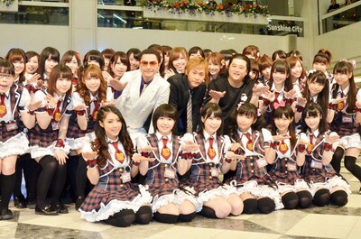 バクステ外神田一丁目（いっちょめ）のメジャーデビューシングル発売記念イベントに登場した約60名のメンバーと、（中央左から）鼠先輩、ヒロシ、長州小力。