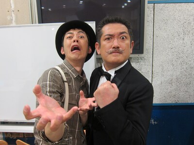 8月から9月にかけて東京と大阪で上演される舞台「ドーナツ博士とGO！GO！ピクニック！」の脚本を担当するキングコング西野（左）と、演出を担当する後藤ひろひと（右）。