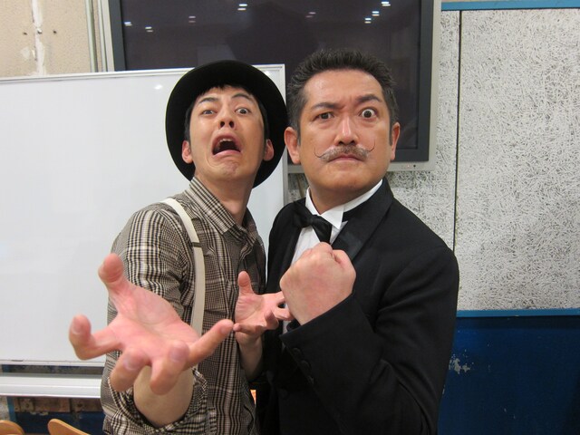 8月から9月にかけて東京と大阪で上演される舞台「ドーナツ博士とGO！GO！ピクニック！」の脚本を担当するキングコング西野（左）と、演出を担当する後藤ひろひと（右）。