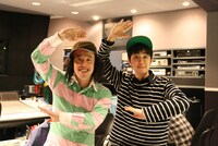 「てんけてんけ」のポーズを取るDJやついいちろう（左）と前山田健一（右）。