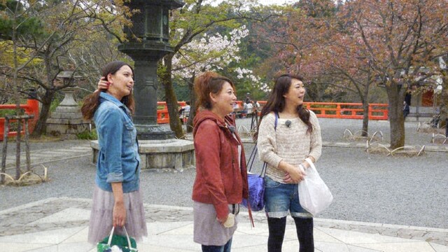 「旅ずきんちゃん」に出演する（左から）加藤夏希、友近、椿鬼奴。(c)CBC