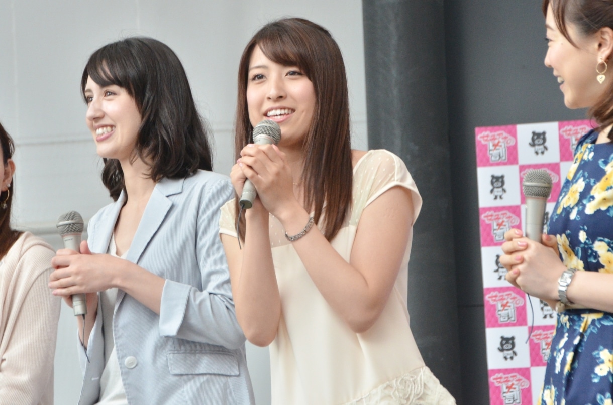 オープニングで挨拶をする佐藤渚アナ（中央）と、小林悠アナ（左）。