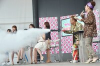 トーク中、女子アナへのツッコミ代わりに白煙を噴射させるサンドウィッチマン伊達（右から2人目）。