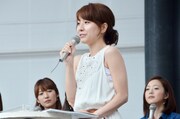「DVD見どころプレゼン対決」に挑む田中みな実アナ（中央）。