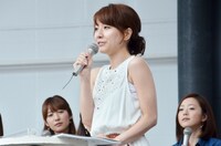 「DVD見どころプレゼン対決」に挑む田中みな実アナ（中央）。