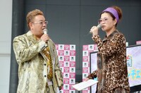「女子アナの罰」MCのサンドウィッチマン伊達（左）と、オアシズ大久保（右）。