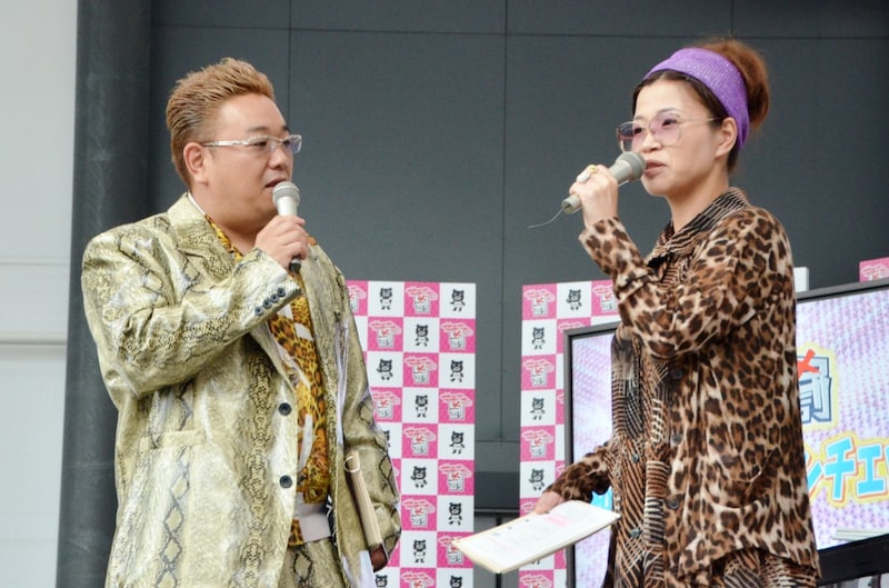 「女子アナの罰」MCのサンドウィッチマン伊達（左）と、オアシズ大久保（右）。