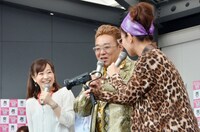 江藤アナ（左端）を手持ちのカメラで接写しようとするオアシズ大久保（右）。