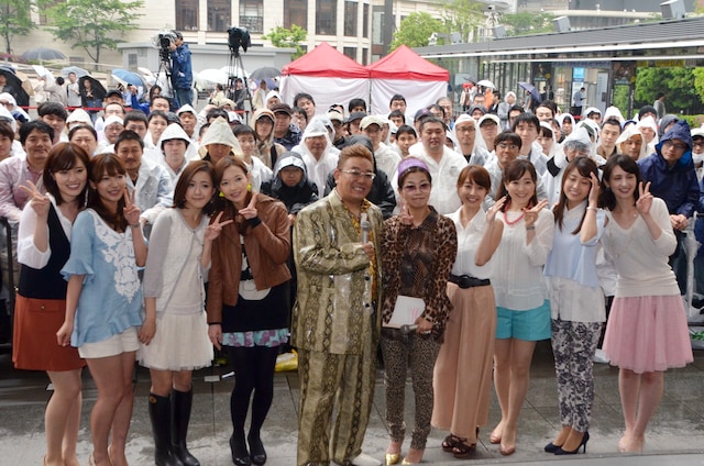 「女子アナの罰」DVD発売記念イベントに出演したサンドウィッチマン伊達（中央左）、オアシズ大久保（中央右）、TBS女子アナウンサー（前列）と、雨の中会場に駆けつけた番組ファン。