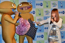 中川翔子（右）が消臭剤のリセッシュを噴射し、「ニオイゾンビ」に扮した我が家を撃退。