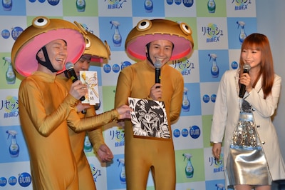 お相手の似顔絵を、中川翔子（右）に独特のタッチで描いてもらった谷田部（左端）。