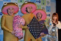 「『花王リセッシュ除菌EX』新CM発表会」に登場した我が家と中川翔子（右端）。谷田部（右から2人目）が7月に入籍することを報告した。