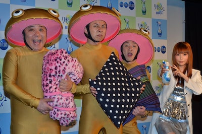 「『花王リセッシュ除菌EX』新CM発表会」に登場した我が家と中川翔子（右端）。谷田部（右から2人目）が7月に入籍することを報告した。