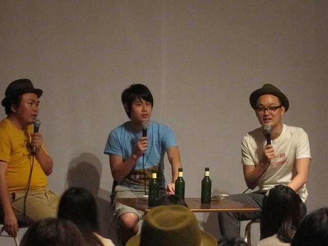 寅さんTシャツと寅さんハットの南川と菊地。篠宮が着ているのは寅さん風おもしろTシャツ。