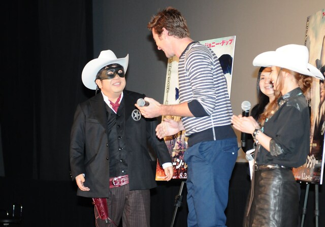 ローン・レンジャーに扮装して登場したキャイ～ン天野（左）。