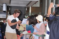 アーミー・ハマー来日時の空港での様子。