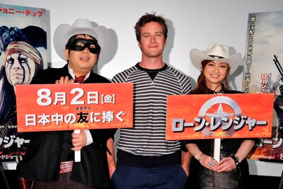 （左から）キャイ～ン天野、アーミー・ハマー、平愛梨