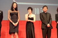 映画「R100」製作発表会見の模様。左から、冨永愛、寺島しのぶ、大森南朋。