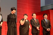映画「R100」製作発表会見の模様。左から、片桐はいり、渡辺直美、前田吟、松尾スズキ。