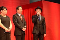 映画「R100」製作発表会見の模様。左から、渡辺直美、前田吟、松尾スズキ。