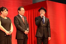 映画「R100」製作発表会見の模様。左から、渡辺直美、前田吟、松尾スズキ。