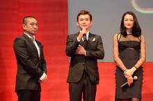 映画「R100」製作発表会見の模様。左から、松本人志監督、渡部篤郎、冨永愛。