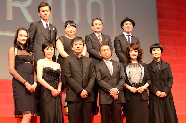 映画「R100」製作発表会見の模様。前列左から、冨永愛、寺島しのぶ、大森南朋、松本人志監督、大地真央、片桐はいり。後列左から、渡部篤郎、渡辺直美、前田吟、松尾スズキ。