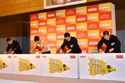 連続ハイタッチへの挑戦を前に、クランキーチョコレートを使って対決を繰り広げる武井壮（左から2人目）と現役高校生達。