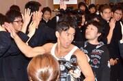 男子高校生とのハイタッチでギネス世界記録に挑む武井壮（中央）。
