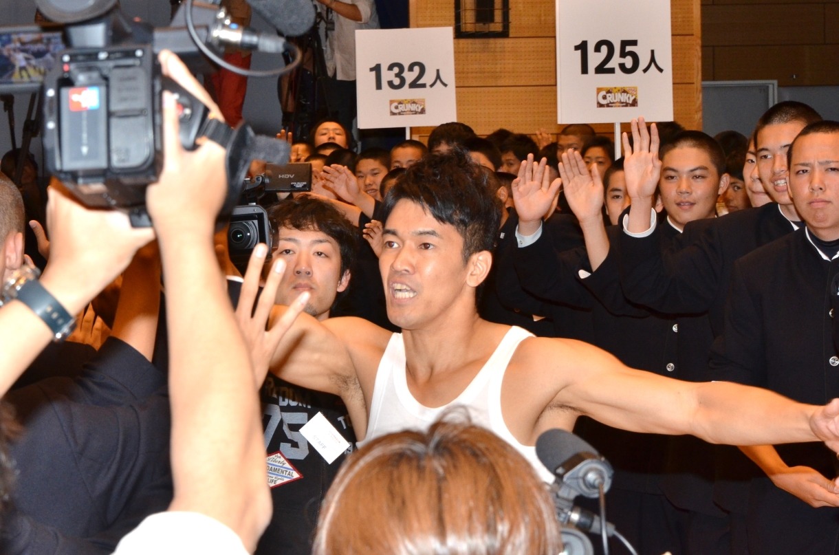 「1分間の連続ハイタッチの人数」のギネス世界記録に挑戦中の武井壮（中央）。