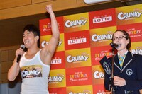 ギネス世界記録の認定を告げる公式認定員（右）と、喜ぶ武井壮（左）。