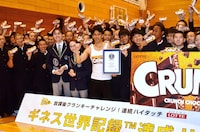 武井壮（中央）と、ギネスの公式認定員、男子高校生達。