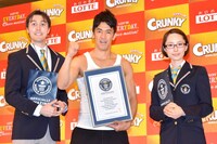 クランキーチョコレートのイベントで「1分間の連続ハイタッチの人数」のギネス世界記録に挑戦し、見事認定された武井壮（中央）と、公式認定員。