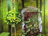 会場に届いた花の一部。