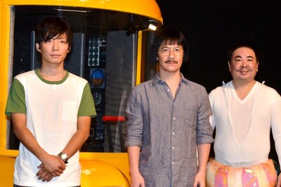 「LIFE！～人生に捧げるコント」に出演するウッチャンナンチャン内村光良（中央）と、星野源（左）、ドランクドラゴン塚地（右）。