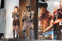 ポーズを決める中田。