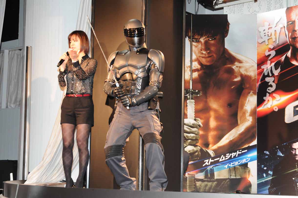 ポーズを決める中田。