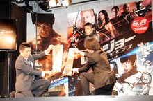 過去の自分の写真パネルを真っ二つに切り裂いたオリエンタルラジオ中田。