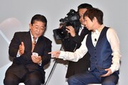 サムスン電子ジャパン株式会社の石井専務（左）から製品説明を受ける今田耕司（右）。