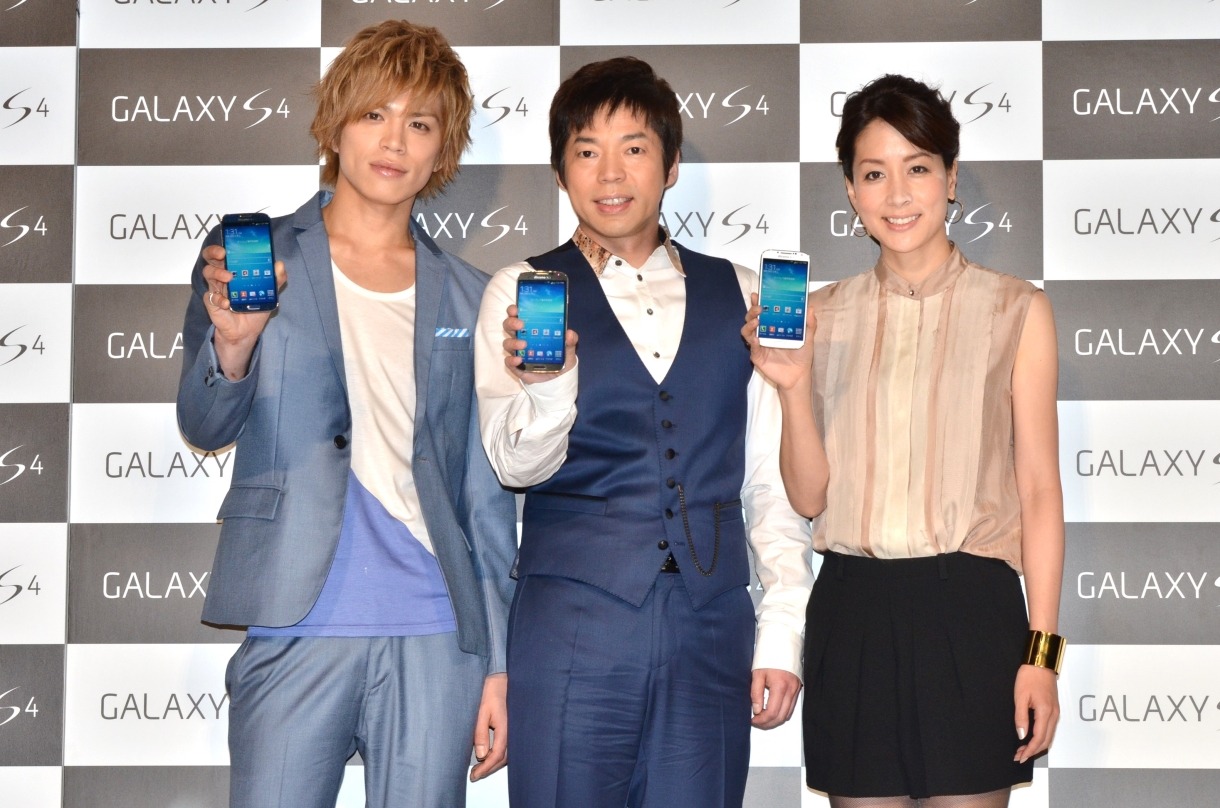 スマートフォン「GALAXY S4」の製品説明会に登場した今田耕司（中央）と、山本裕典（左）、内田恭子（右）。