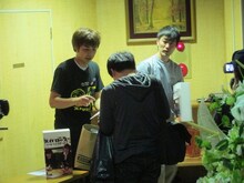 終演後のロビーでファンのプレゼントやサインに応じるスパローズ。傍らにはスパローズボックス。