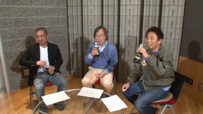 「PEPSI SPECIAL」新テレビCMで、CG映像の恐竜に声をあてるダウンタウンと、武田鉄矢（中央）。