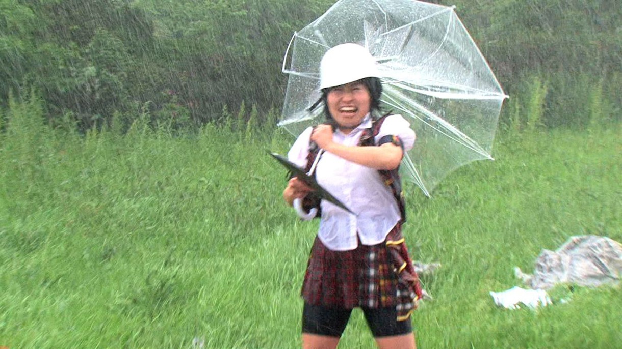 台風中継に挑戦するキンタロー。